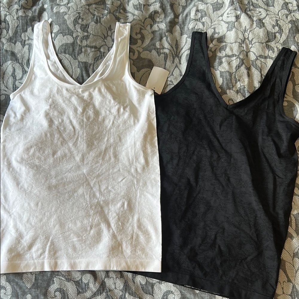 Breezies Women's Black and White seamlessTank Top set